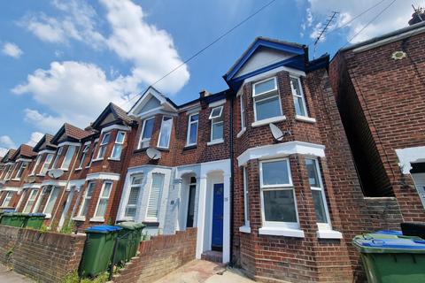 3 bedroom terraced house to rent, Romsey Road, Southampton