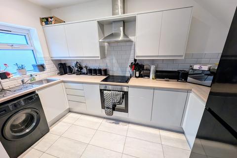 3 bedroom terraced house to rent, St Woolos Place, ,