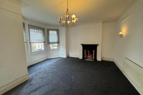 2 bedroom flat to rent, Grovelands Road, Palmers Green N13