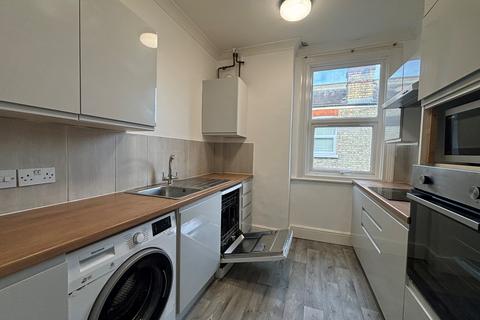 2 bedroom flat to rent, Grovelands Road, Palmers Green N13