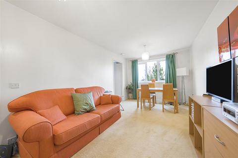 2 bedroom apartment for sale, Firs Avenue, Windsor