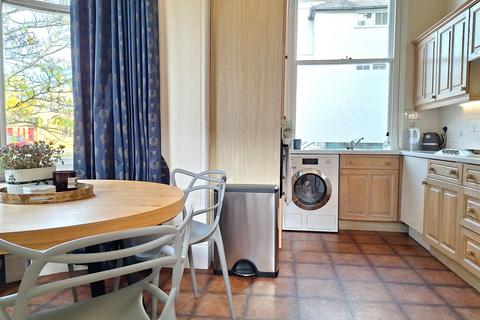 2 bedroom flat to rent, Balmore House