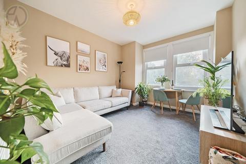 3 bedroom flat for sale, Byegrove Road, Colliers Wood SW19