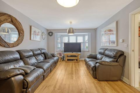 4 bedroom semi-detached house for sale, School Avenue, Basildon SS15