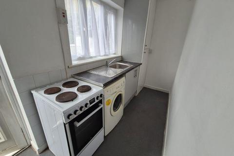 Studio to rent, Woolmer Gardens, Tottenham, London, N18