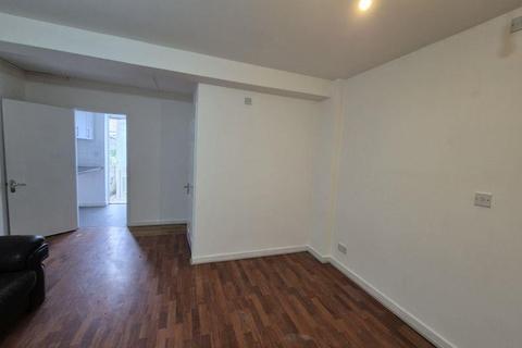 Studio to rent, Woolmer Gardens, Tottenham, London, N18