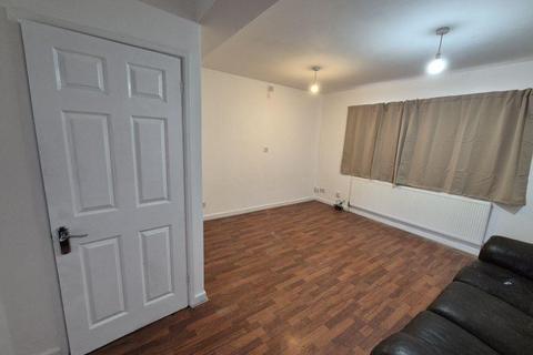 Studio to rent, Woolmer Gardens, Tottenham, London, N18