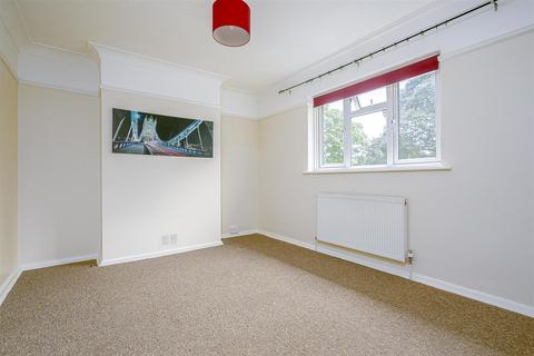 2 bedroom apartment to rent, High Street, Banstead