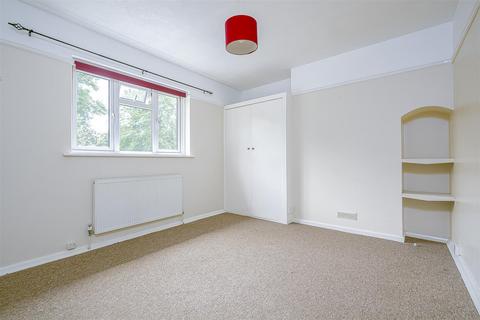 2 bedroom apartment to rent, High Street, Banstead