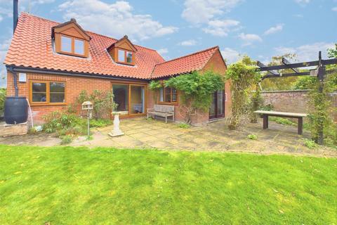 3 bedroom chalet for sale, Foxley Rd, Themelthorpe, Norwich