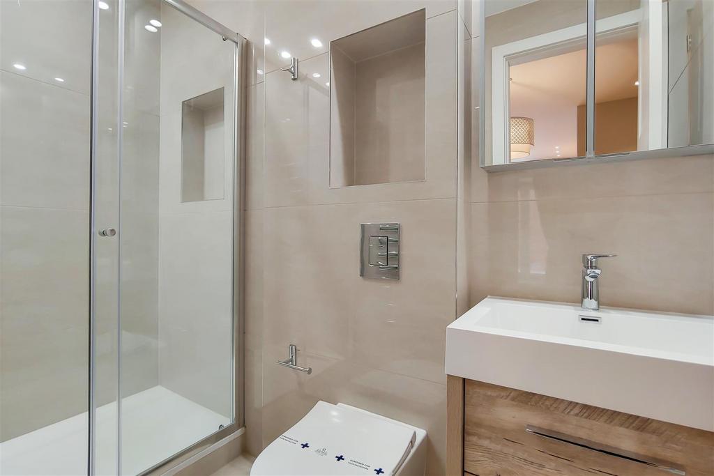 7 Main Ensuite 0.jpg