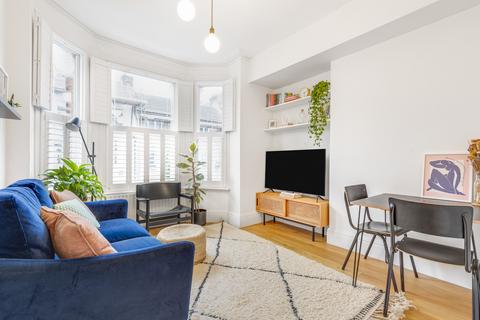 2 bedroom flat for sale, Strathblaine Road, London, SW11