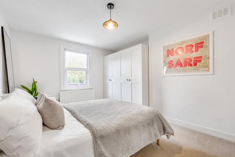 2 bedroom flat for sale, Strathblaine Road, London, SW11