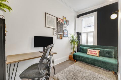 2 bedroom flat for sale, Strathblaine Road, London, SW11