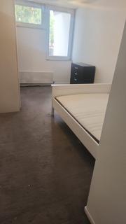 1 bedroom in a flat share to rent, Cator Street, London SE15