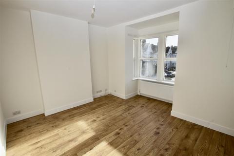 2 bedroom flat to rent, North Street, Leigh-On-Sea, Essex