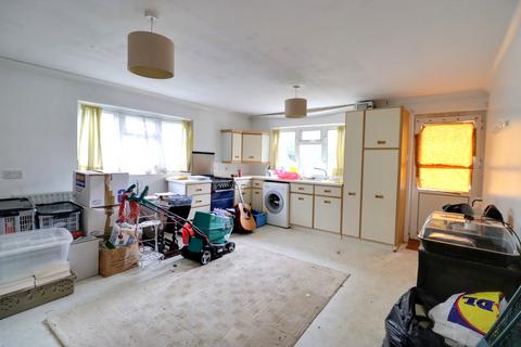 2 bedroom ground floor flat for sale, LONDON ROAD, WATERLOOVILLE