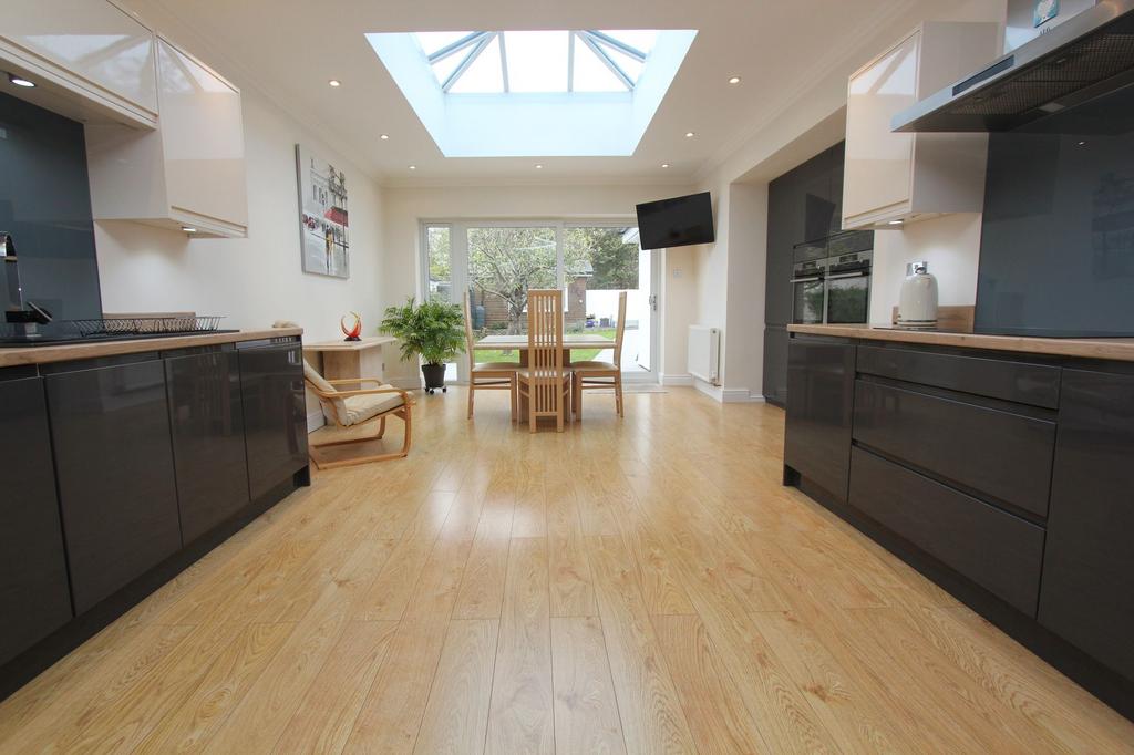 Kitchen/ Dining space