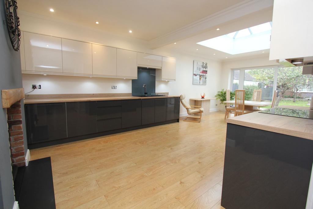 Kitchen/ Dining space