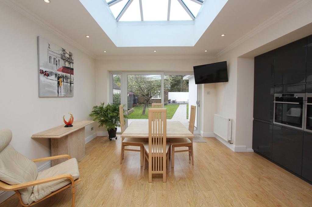 Kitchen/ Dining space