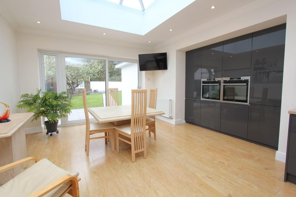 Kitchen/ Dining space