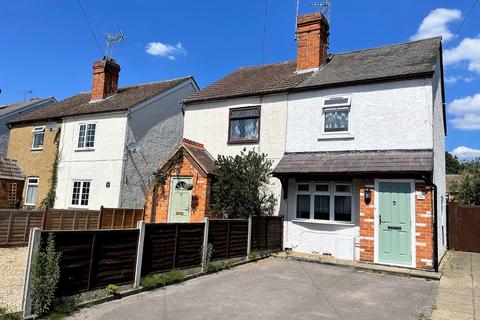 2 bedroom semi-detached house to rent, Cove Road, Rushmoor GU14