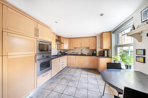 2 bedroom flat for sale, Florence Way, Woking GU21