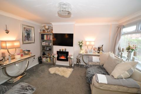 25 Manor Way, Bagshot, GU19 5JZ
