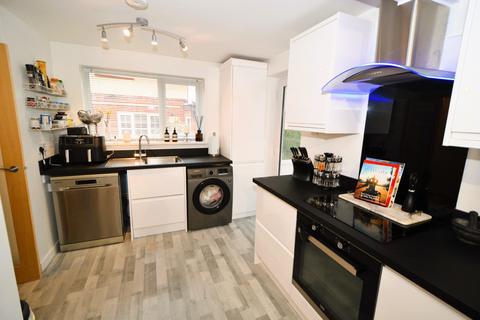 25 Manor Way, Bagshot, GU19 5JZ