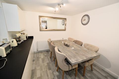 25 Manor Way, Bagshot, GU19 5JZ