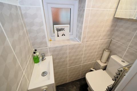 25 Manor Way, Bagshot, GU19 5JZ