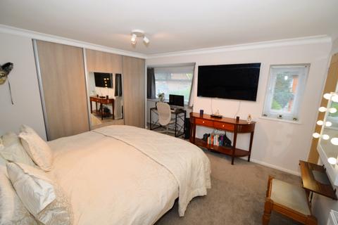 25 Manor Way, Bagshot, GU19 5JZ