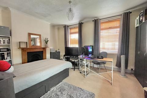 73 Alphington Road, Exeter, EX2 8JE