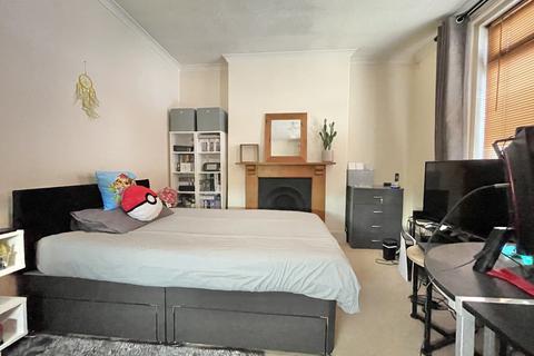 73 Alphington Road, Exeter, EX2 8JE