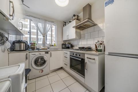 2 bedroom flat to rent, Warwick Drive London SW15