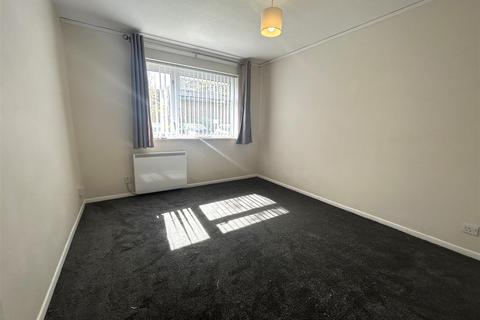 2 bedroom flat to rent, Mayfield Court, Sandy