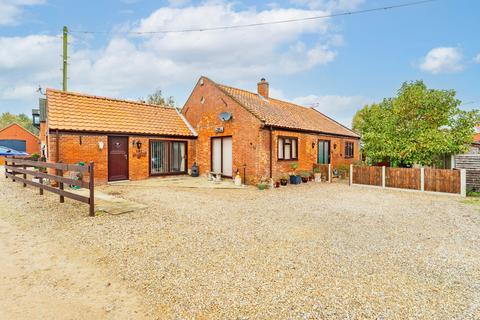 2 bedroom detached bungalow for sale, The Green, Freethorpe