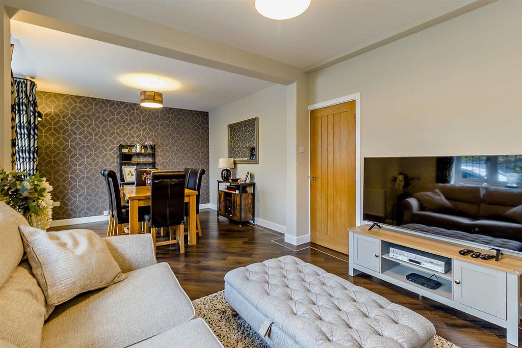 Through lounge/dining room