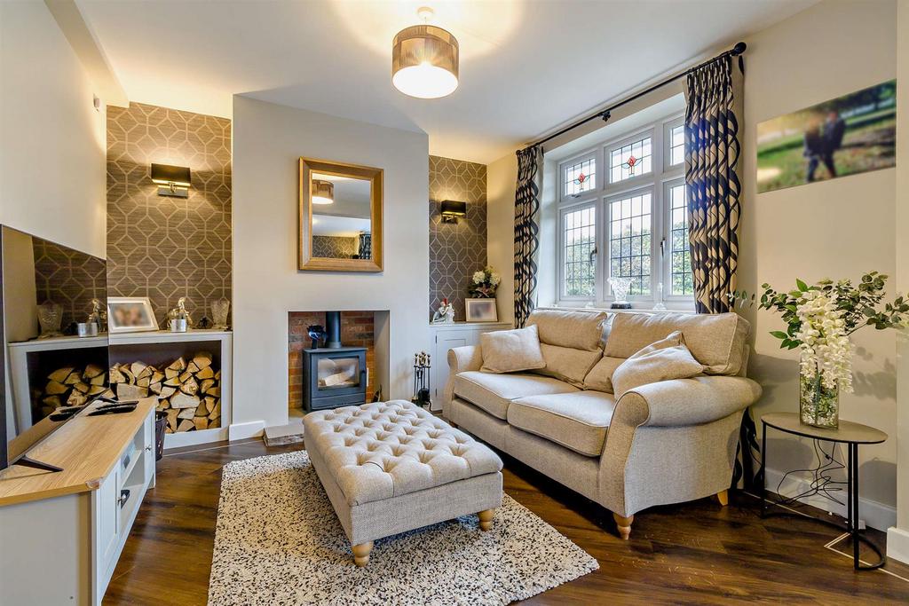 Through lounge/dining room
