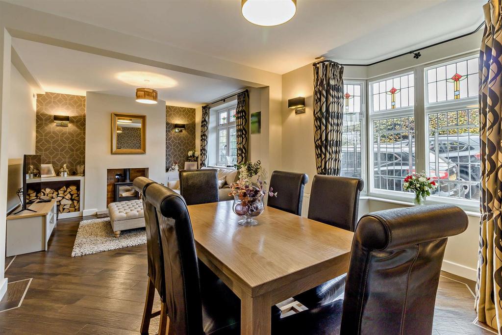 Through lounge/dining room
