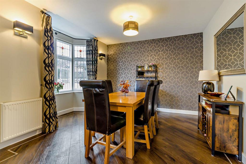 Through lounge/dining room