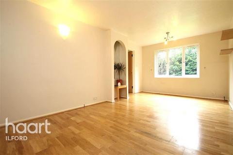 2 bedroom flat to rent, Bernards Close, IG6