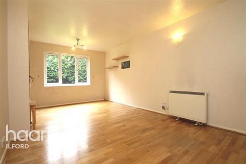 2 bedroom flat to rent, Bernards Close, IG6