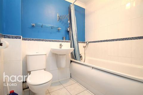 2 bedroom flat to rent, Bernards Close, IG6