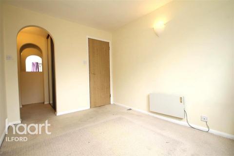 2 bedroom flat to rent, Bernards Close, IG6