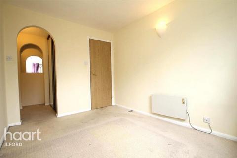 2 bedroom flat to rent, Bernards Close, Ilford