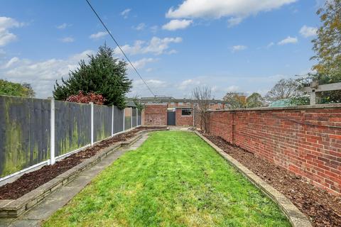 3 bedroom terraced house to rent, Dorset Avenue, Great Baddow, CM2