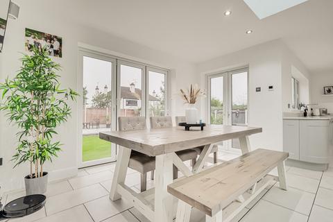 4 bedroom detached bungalow for sale, Berkeley Gardens, Leigh-on-sea, SS9