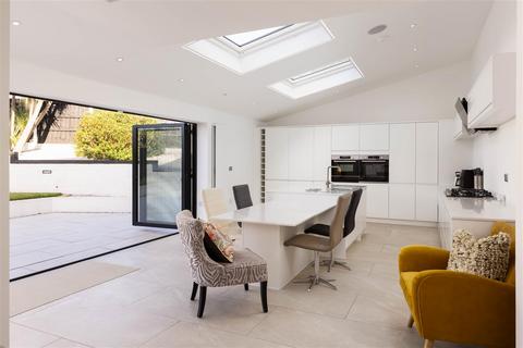 2 Broadway, Leeds, LS15 0LX