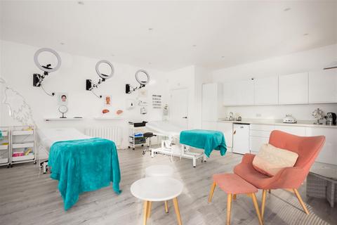 2 Broadway, Leeds, LS15 0LX